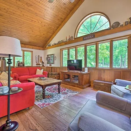 Corey Lake Home, 7 Mi To Swiss Valley Ski Resort!